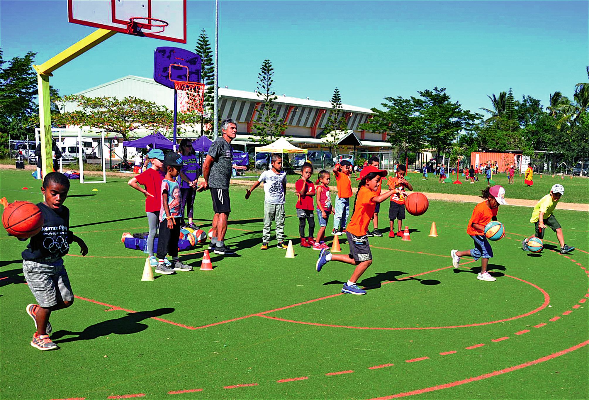 Les enfants de toutes les écoles ont été mélangés et répartis en onze équipes. L’objectif était qu’ils se rencontrent et qu’ils échangent à travers le sport. Roland Durand, éducateur sportif, a initié les enfants au basket-ball de façon ludique.