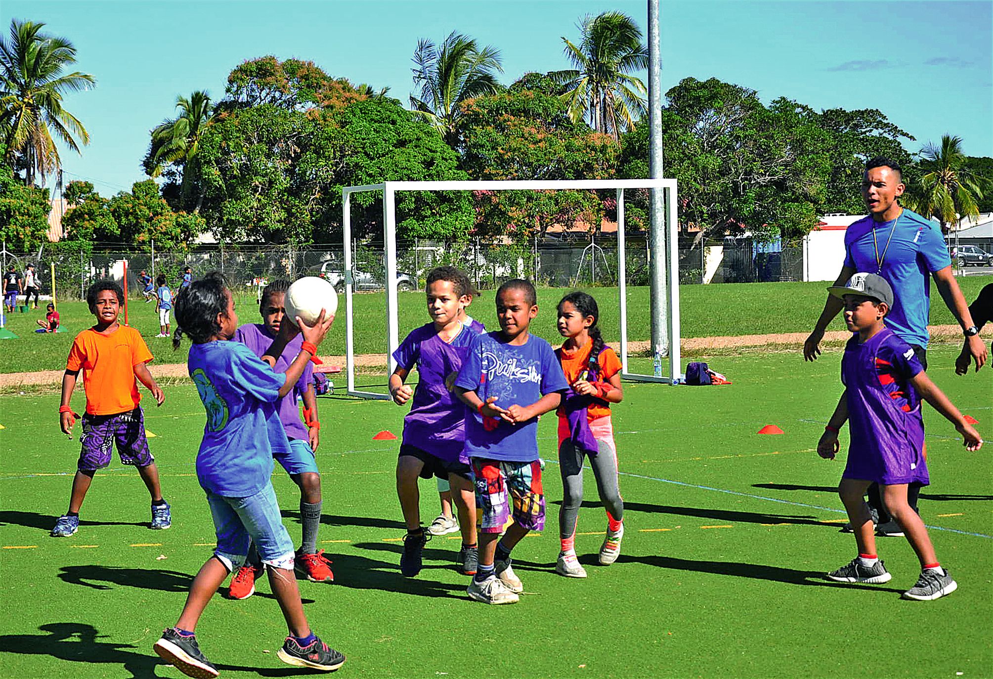 Les élèves ont pu s’adonner à des activités qu’ils n’ont peut-être pas l’habitude de pratiquer avec leur classe. Joachim Ponia, éducateur sportif, a initié les enfants au hand-ball au travers d’activités ludiques.