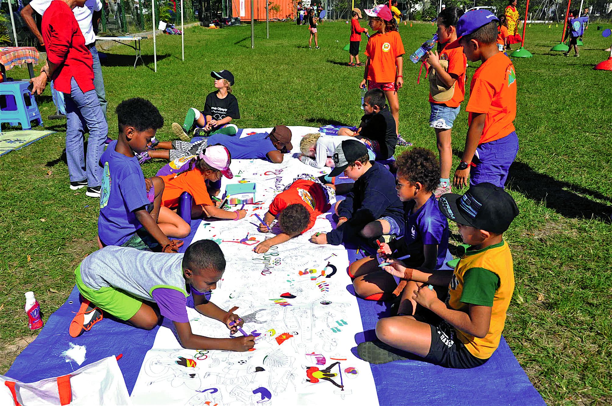 Les enfants des différentes équipes avaient à colorier à tour de rôle une grande frise « Venez partager les valeurs du sport et de l’olympisme ».