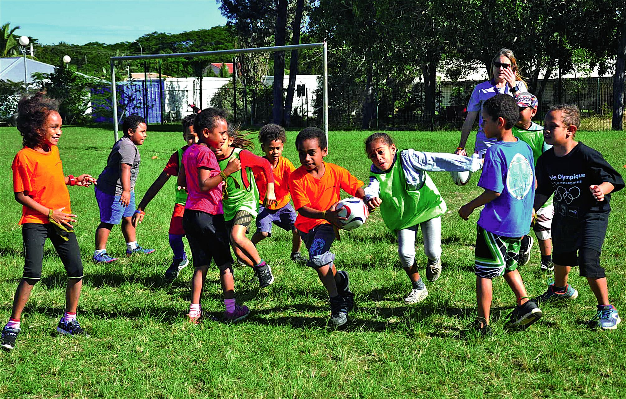 Ophélie Boudon, conseillère technique régionale auprès de la Ligue de rugby, a initié les enfants aux bases du rugby  - appréhension du contact, manipulation de la balle, mise en situation de mouvement et marquer un essai… tout en restant fair-play.