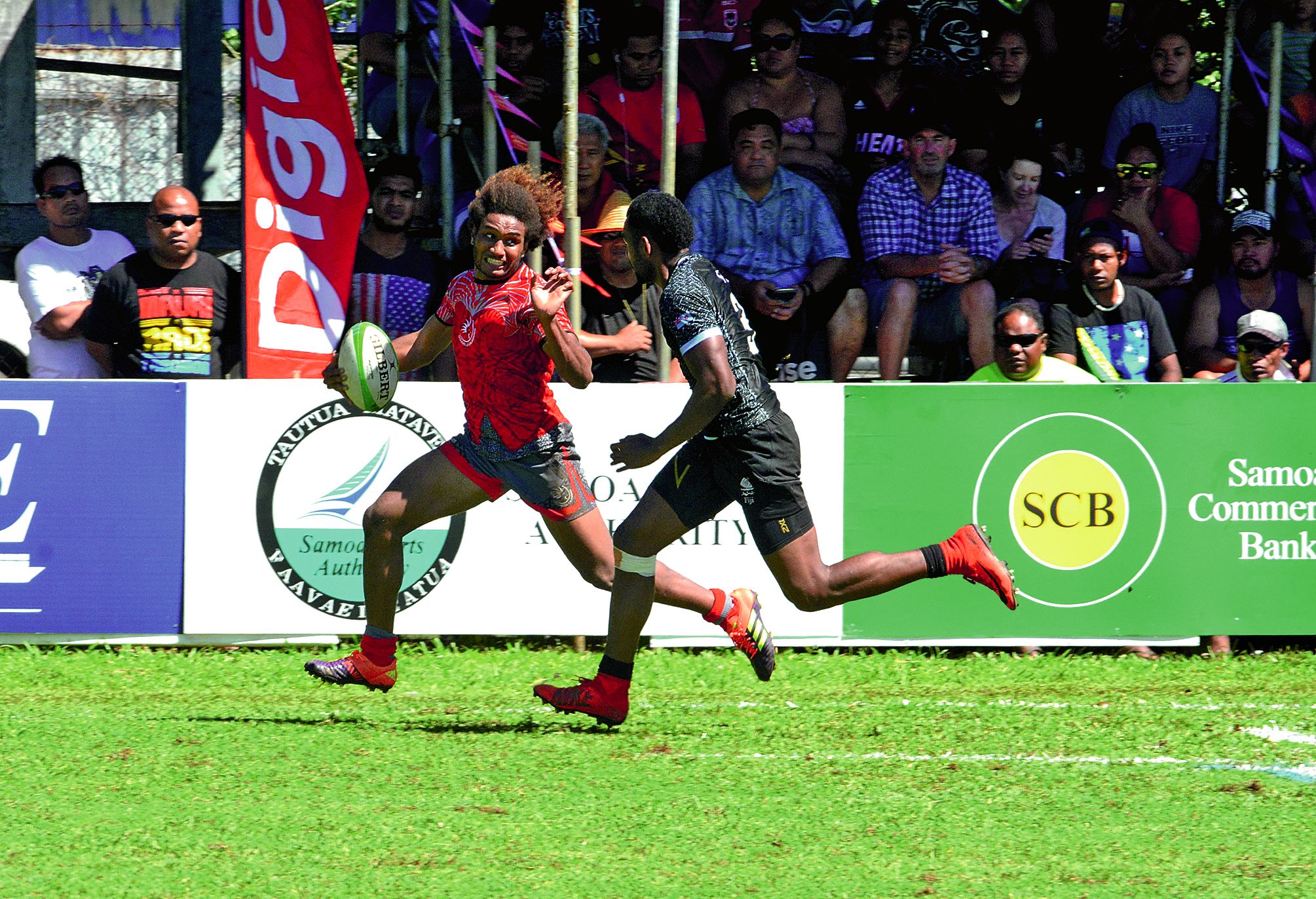 Ephraïm Niutupea a tenté de fausser compagnie à ses vis-à-vis et de transmettre vite au contact. Sans trop de réussite. « Il voulait la jouer à la fidjienne, commente Sanua. Sauf qu’on le fait si on voit qu’il y a du soutien. »