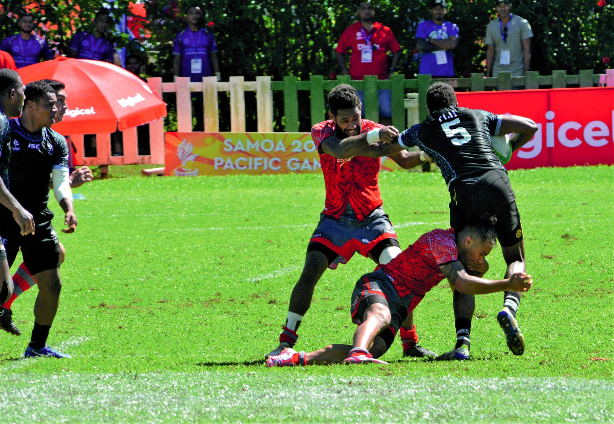 Défensivement, les hommes de Sanua Manuopuava n’ont pas hésité à se mettre à deux pour amener au sol les ailiers fidjiens. Pas une mince affaire.