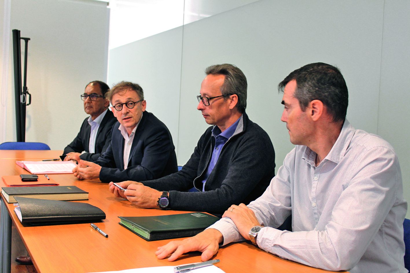 Le procureur général James Juan, Gilles Rosati, Olivier Goyard et Olivier Mazzoli ont signé, hier, en trois exemplaires, la convention pour l’utilisation du cloud Opalexe. Credit photo : S.M.