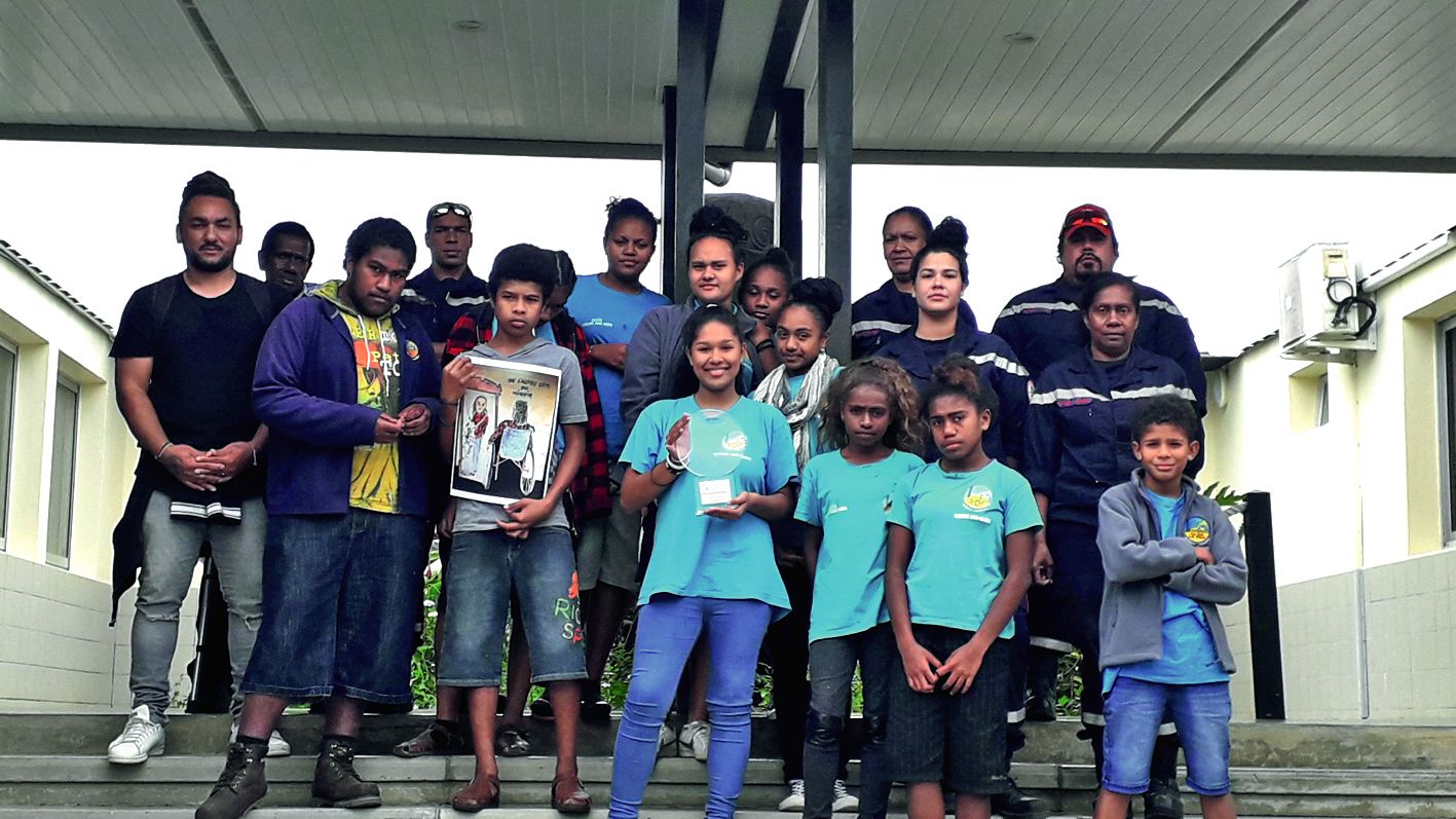 Une partie des participants au court-métrage ont posé sur les marches de l’internat avec leur récompense dans les mains.