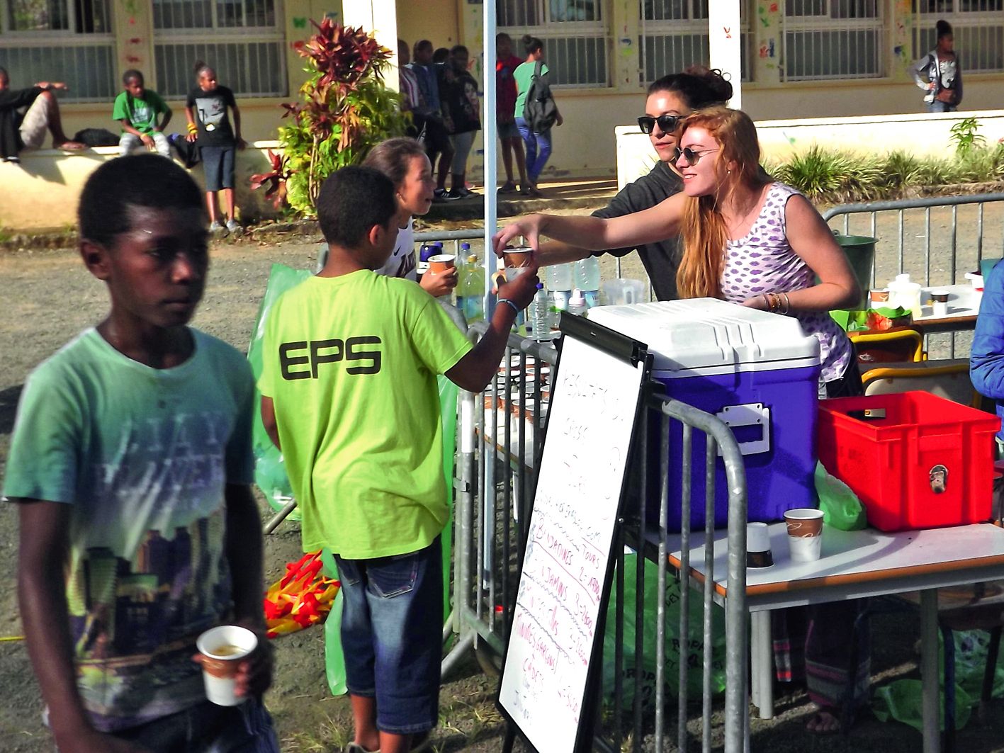 Après avoir franchi la ligne d’arrivée, les élèves se voyaient remettre de quoi reprendre des forces et des couleurs en attendant l’annonce des résultats.