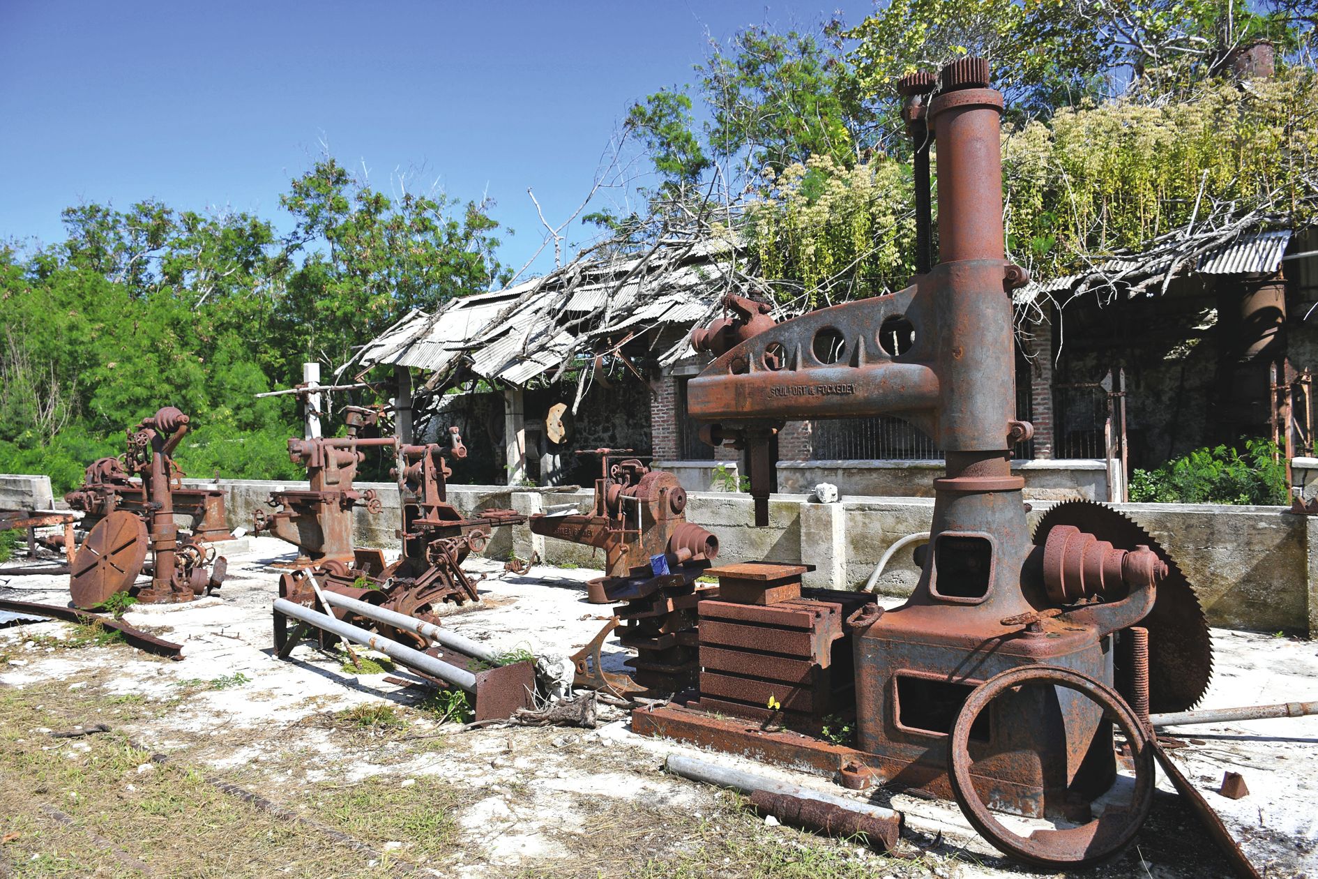 Wagons rouillés, zone portuaire désaffectée. De nombreux vestiges rappellent le passé industriel de l’île, d’où le phosphate fut extrait pendant cinquante ans jusqu’au milieu des années soixante.