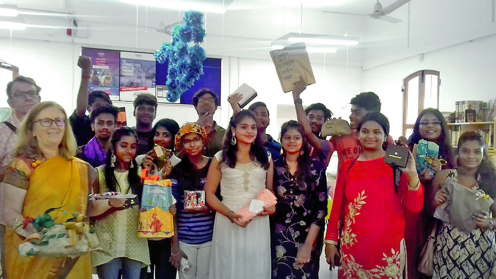 Les étudiants de Pondichéry ont reçu des cadeaux des jeunes Calédoniens grâce à des intermédiaires.Photo lycée français de Pondichéry