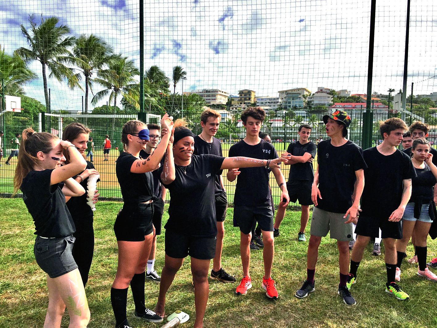 Quant à l’équipe néo-zélandaise, elle s’est exercée à lancer des volants dans une brouette, les yeux bandés. Les petits matches de football ont également occupé les sportifs.  « En demi-finale, l’équipe constituée de professeurs et d’autres membres de l’é