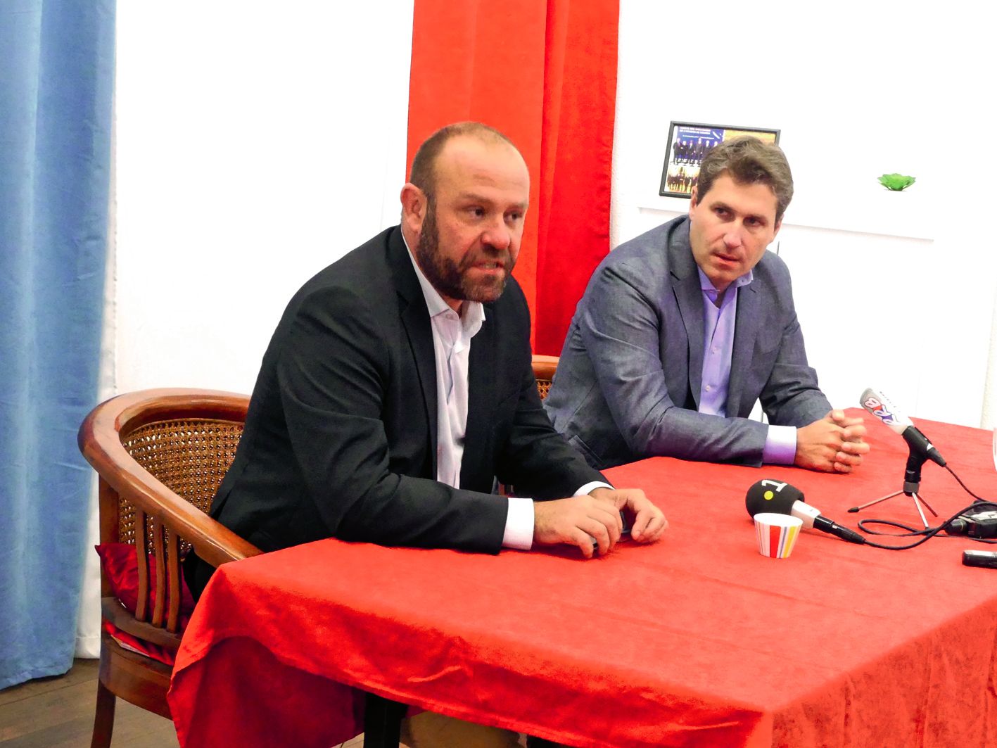 Philippe Mouiller et Mathieu Darnaud se sont aussi intéressés au gel du corps électoral.