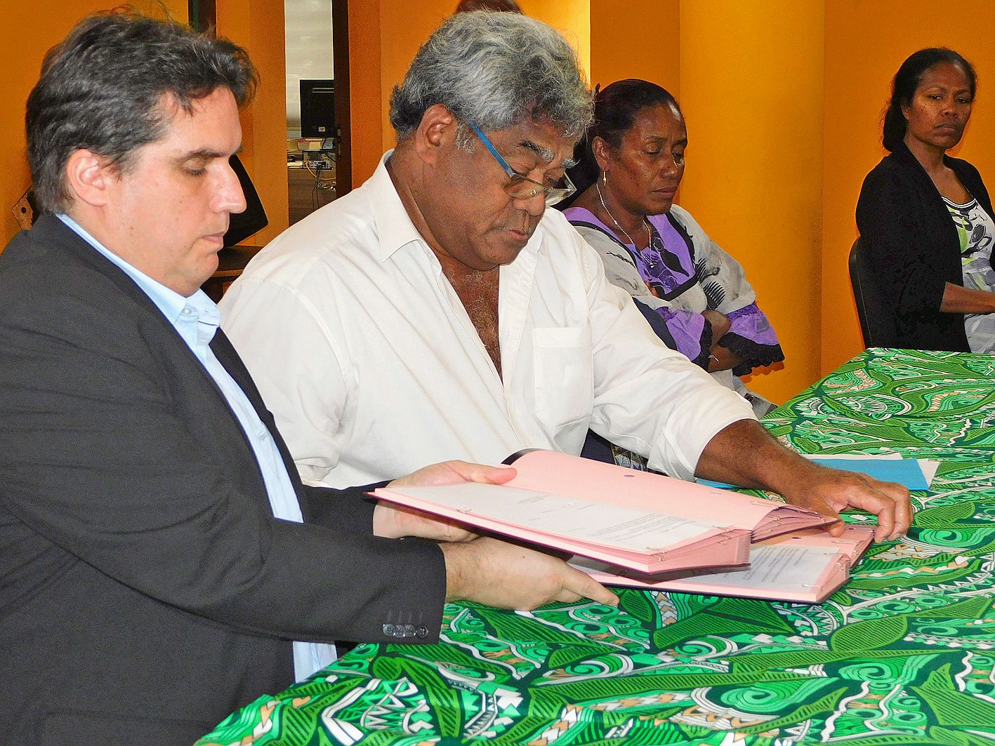 Le président de l’UNC, Gaël Lagadec, et le président  de la province, Jacques Lalié, ont signé cette convention de partenariat.