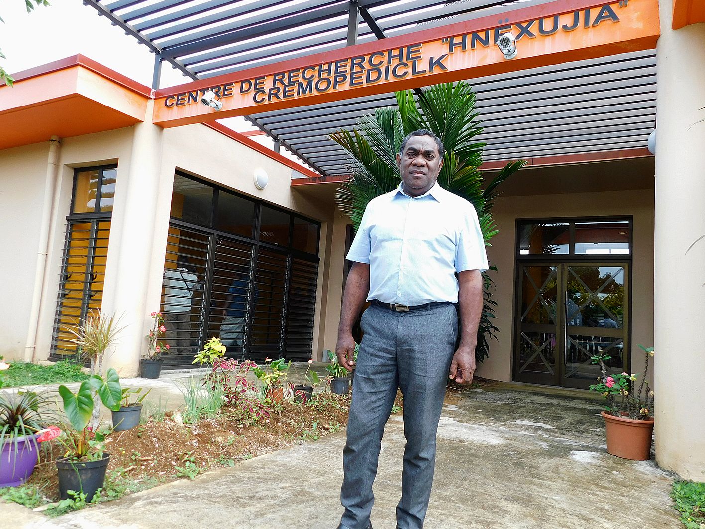 Richard Waminya, docteur en science de l’éducation,  est le responsable du centre Hnëxujia.