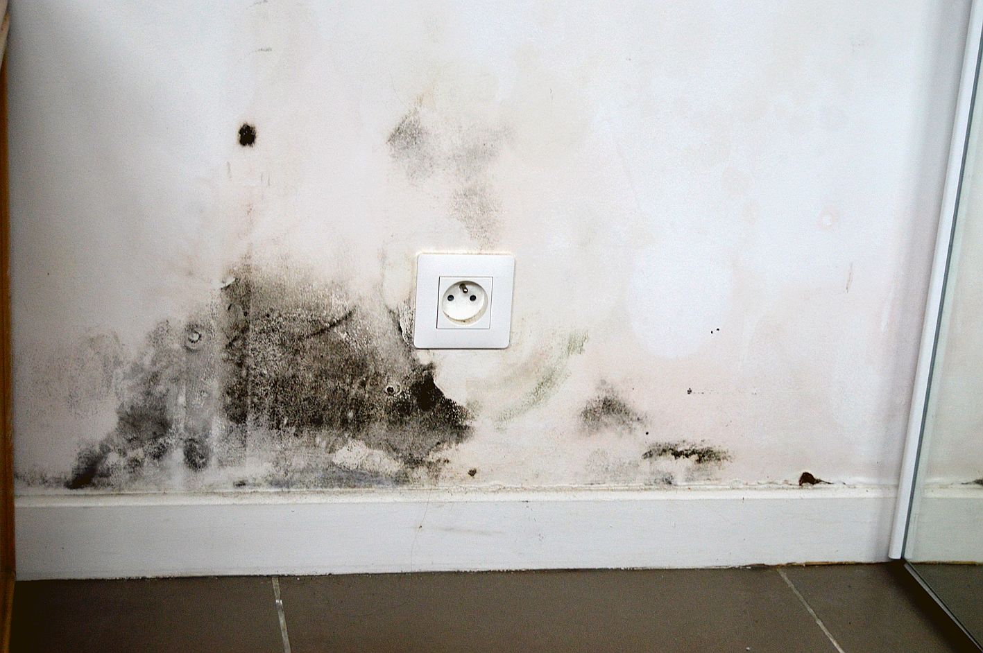 Chez certains habitants, de la moisissure est apparue autour des prises. « Ça peut être dangereux », indique Masima Tokena.