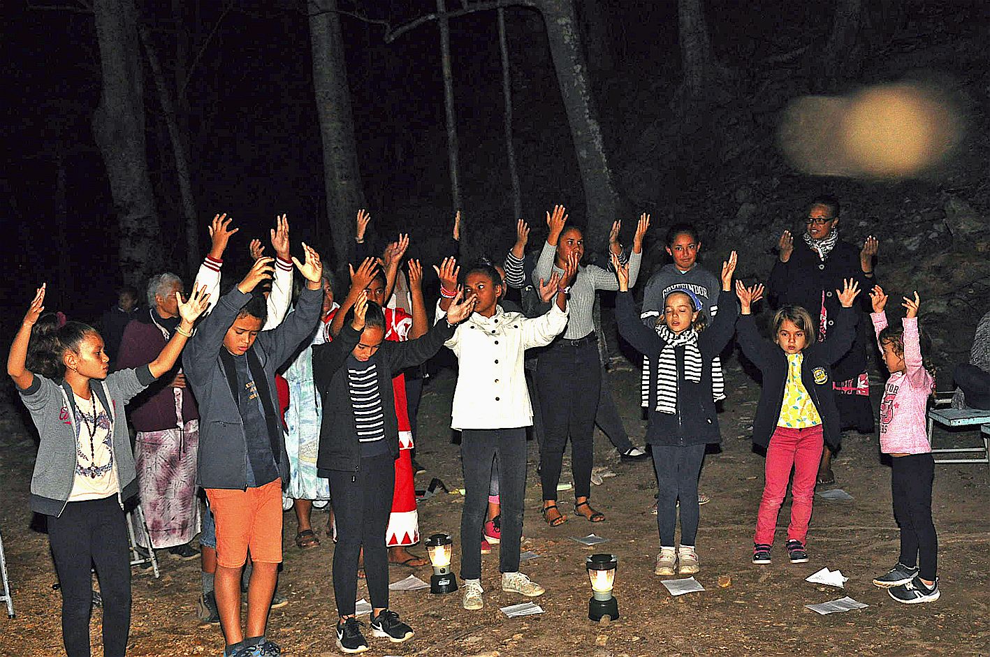 Les enfants ont donné le coup d’envoi en interprétant des chants.