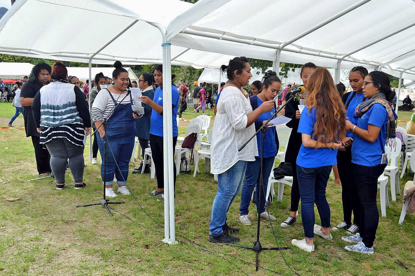 A 11 heures, des groupes de croyants chantaient des prières, tandis que des pèlerins continuaient à arriver sur le site.