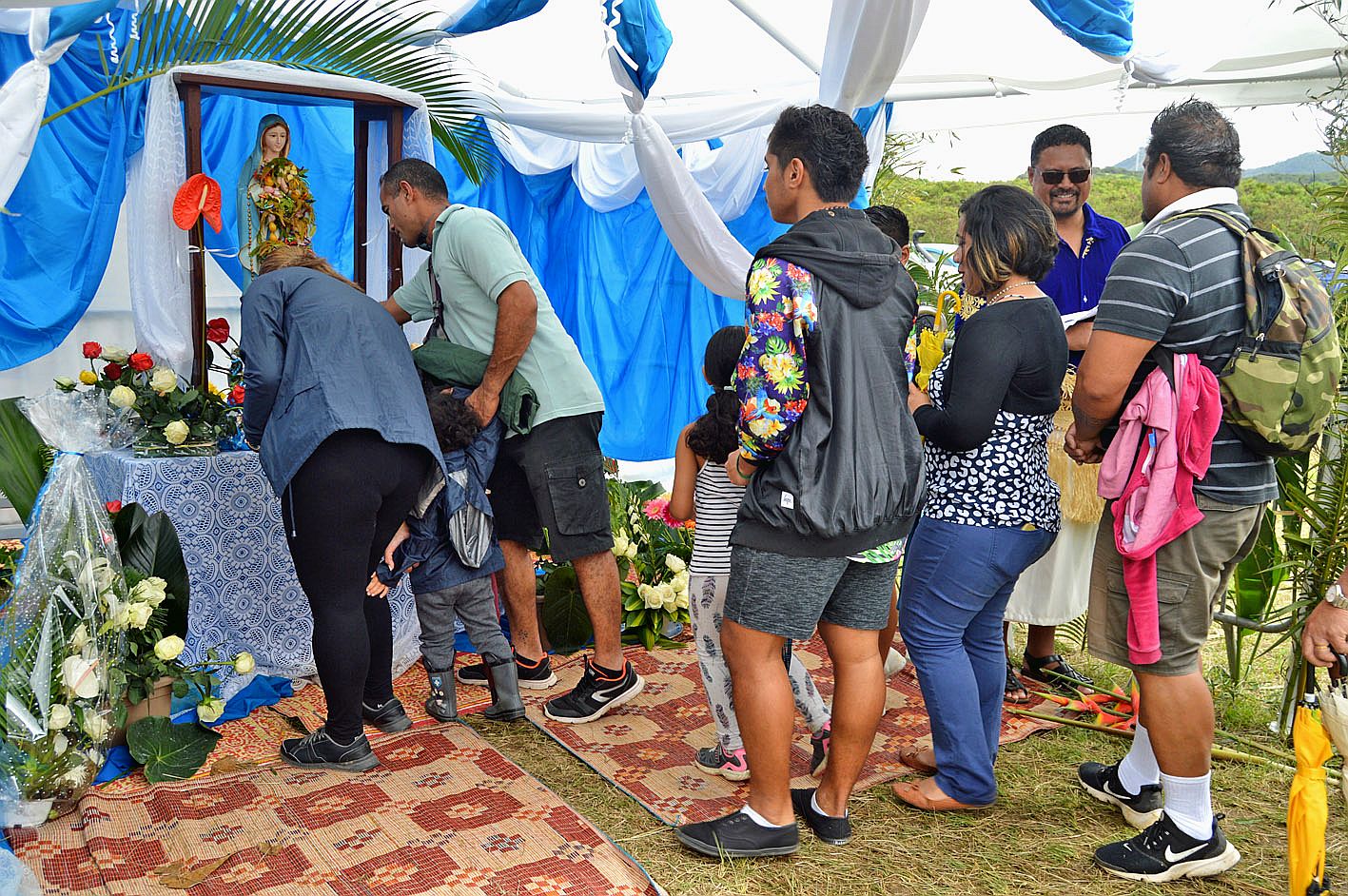 Etape finale importante dans le pèlerinage, venir honorer la Sainte Vierge, dans un sanctuaire aménagé pour l’occasion. Chacun procède à sa manière, en embrassant l’icône, en récitant une prière, en chantant, etc. Plusieurs offrandes ont également été dép