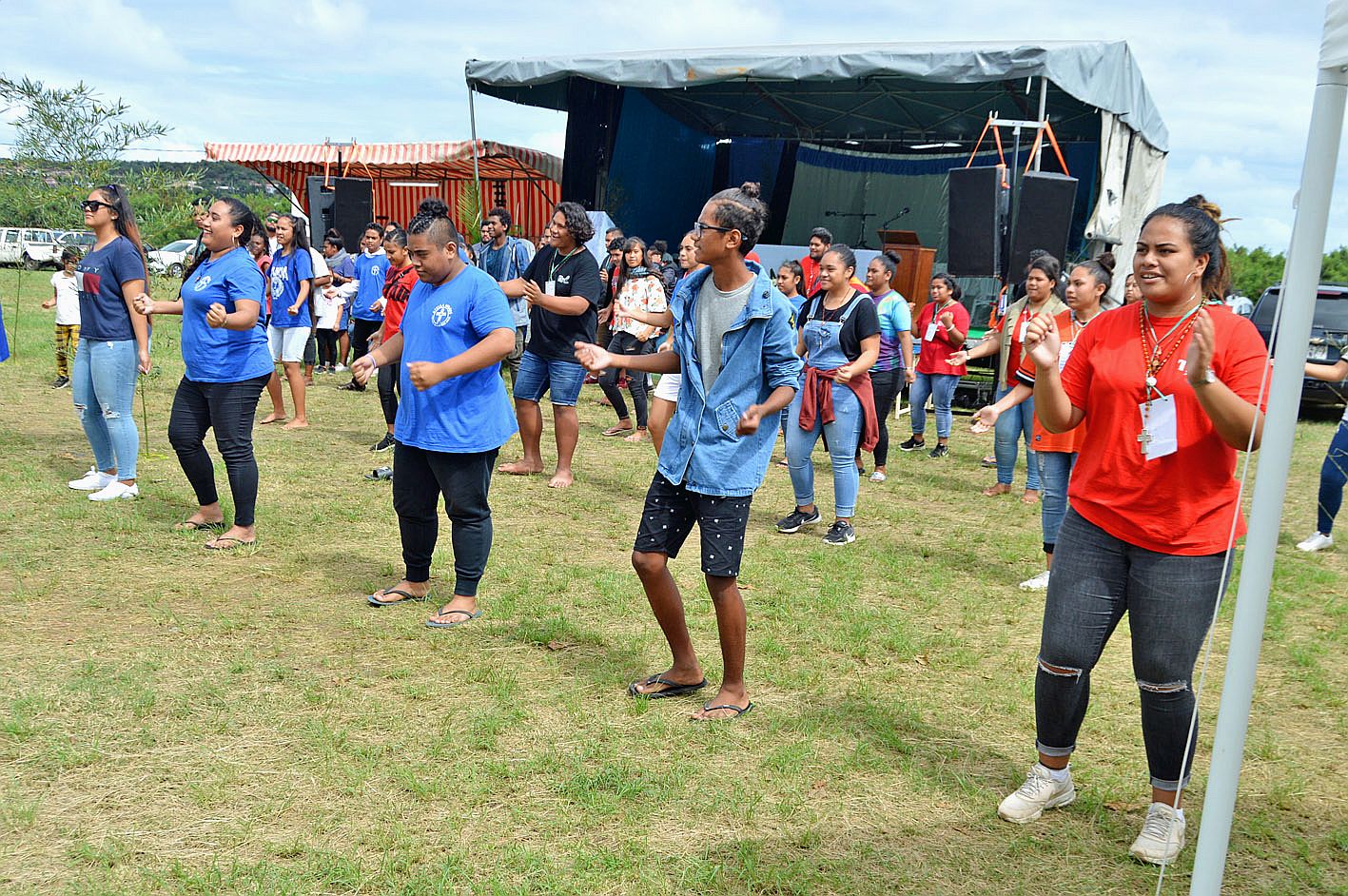 Des jeunes, issus de plusieurs paroisses de l’agglomération, ont animé le milieu de la journée.  De nombreuses prestations de danse, rendant gloire à Dieu, ont été présentées au public, composé de quelques milliers de pèlerins.