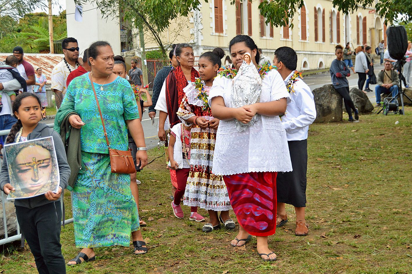 De nombreuses familles étaient accompagnées de la Vierge Marie, sous forme de statuette, pendant la marche sacrée.