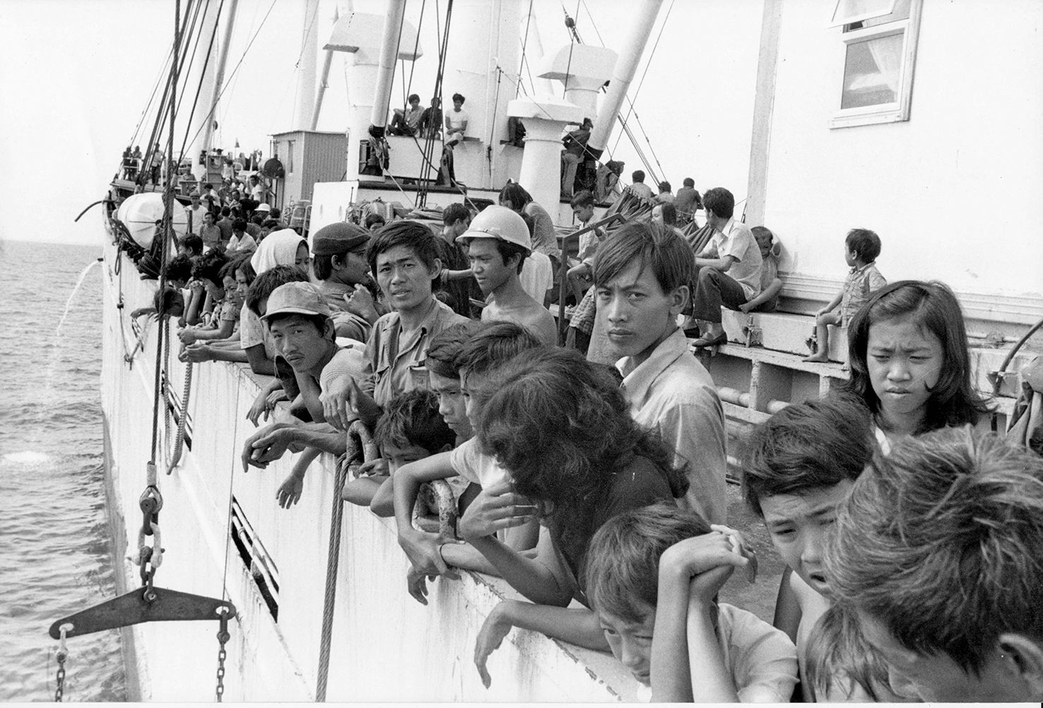 Sur cette photo d’archives, le bateau L’Île de Lumière présenté dans l’exposition du musée. Avec de nombreux réfugiés vietnamiens à son bord. Collection Michel Cordier