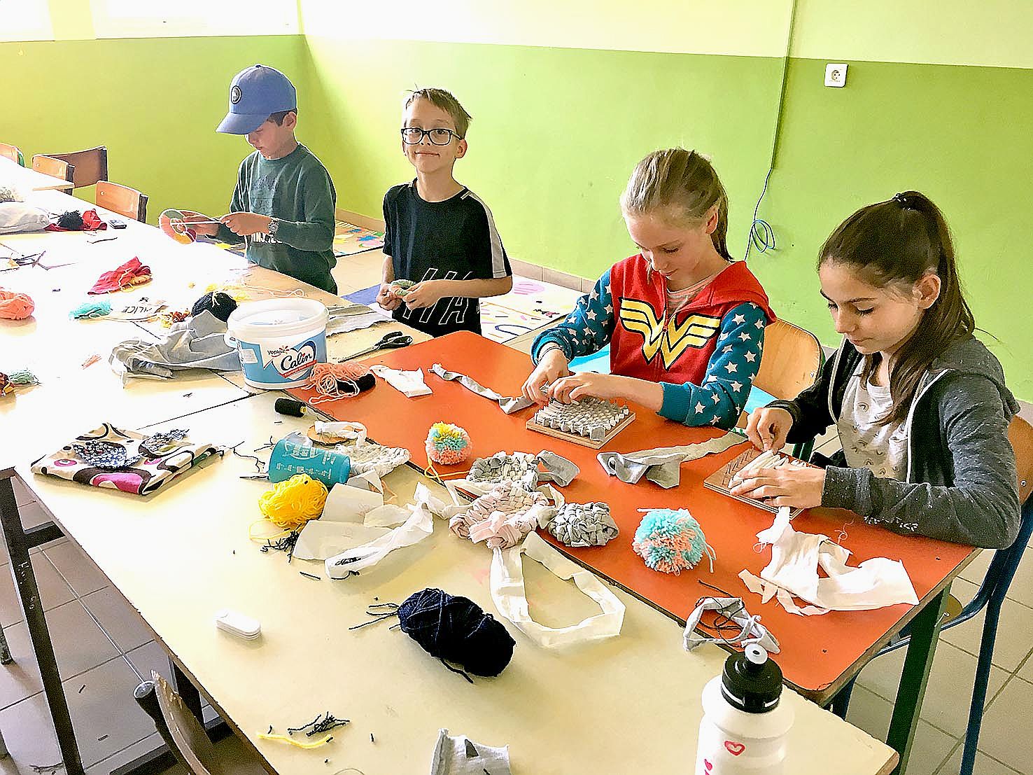 Basée au collège Champagnat, l’association Daovi a proposé des animations variées aux enfants. Mercredi, un petit groupe s’est essayé à la couture, à la fabrication tawashi notamment, des éponges à vaisselle réalisées à partir de tissu récupéré.