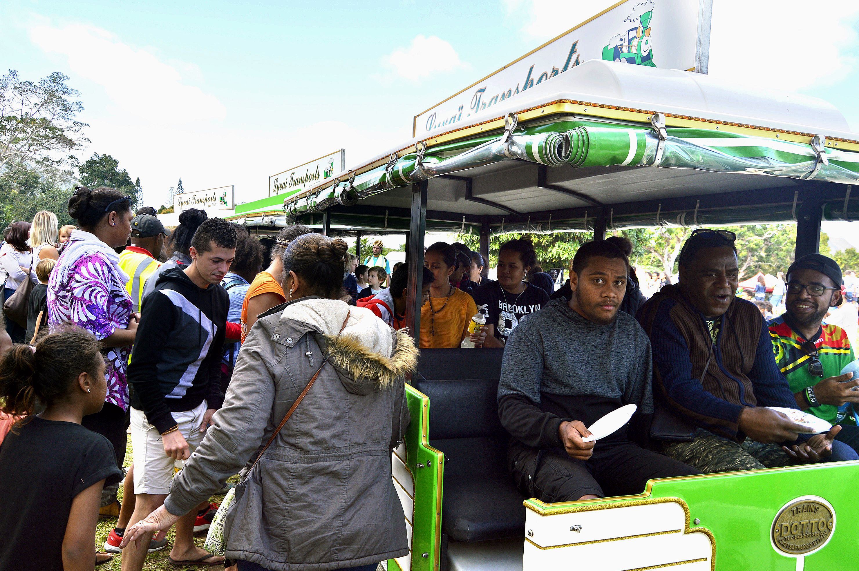 Le tour en petit train a été l’attraction phare de l’événement.  Il fallait jouer des coudes pour obtenir une place.