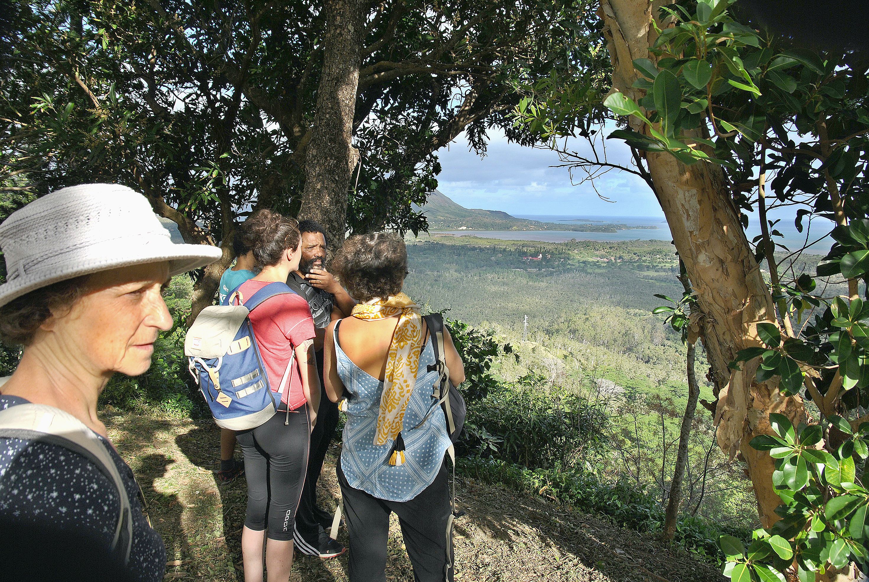 Des randonnées pédestres jusqu’aux vestiges des moines trappistes ont été organisées. Au sommet du site, les visiteurs ont contemplé une vue unique sur toute la tribu. Photo G.R