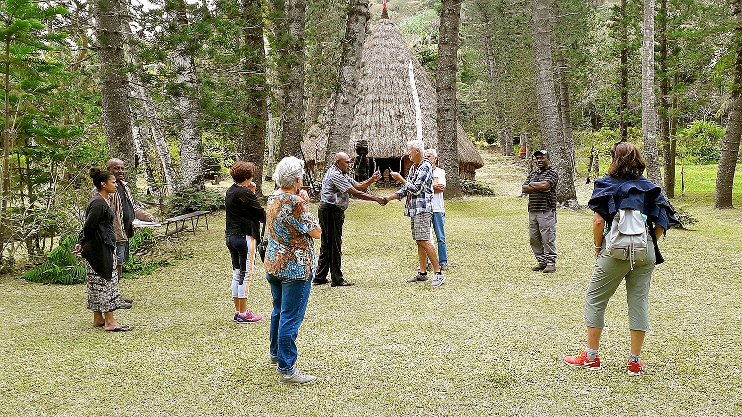 Une visite de la grande chefferie de Petit Couli avec Berger Kawa était proposée avec des explications sur les symboliques des objets entourant la case et de la case elle-même, le geste coutumier et l’histoire d’Ataï.
