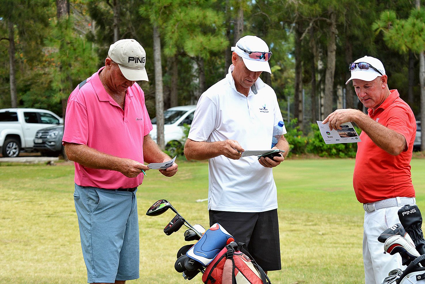 Greg Rhodes (en blanc) demeure le leader officiel du classement après le premier jour de l’Open. Photo C.G.