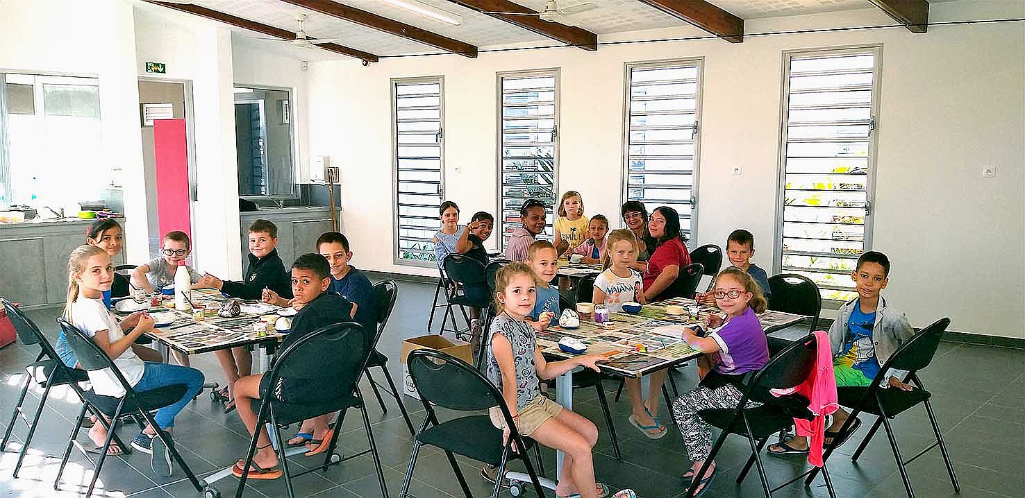 A la médiathèque Louis-Bastien, les enfants ont décoré des galets en adoptant la technique du pointillisme aborigène.