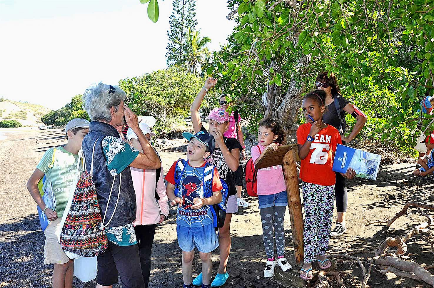 Michèle, Christine et Juliette ont présenté aux enfants l’association Nixûmwâk Environnement et leur ont fait découvrir le sentier dans la mangrove, dénommé Boa Délec et inauguré le mois dernier.