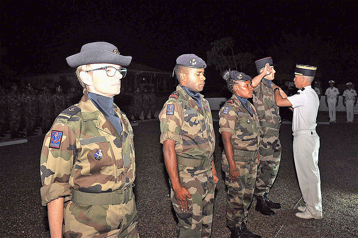 Le colonel Nicolas Baller, chef de corps du RSMA-NC, a procédé  à une remise de plusieurs décorations.