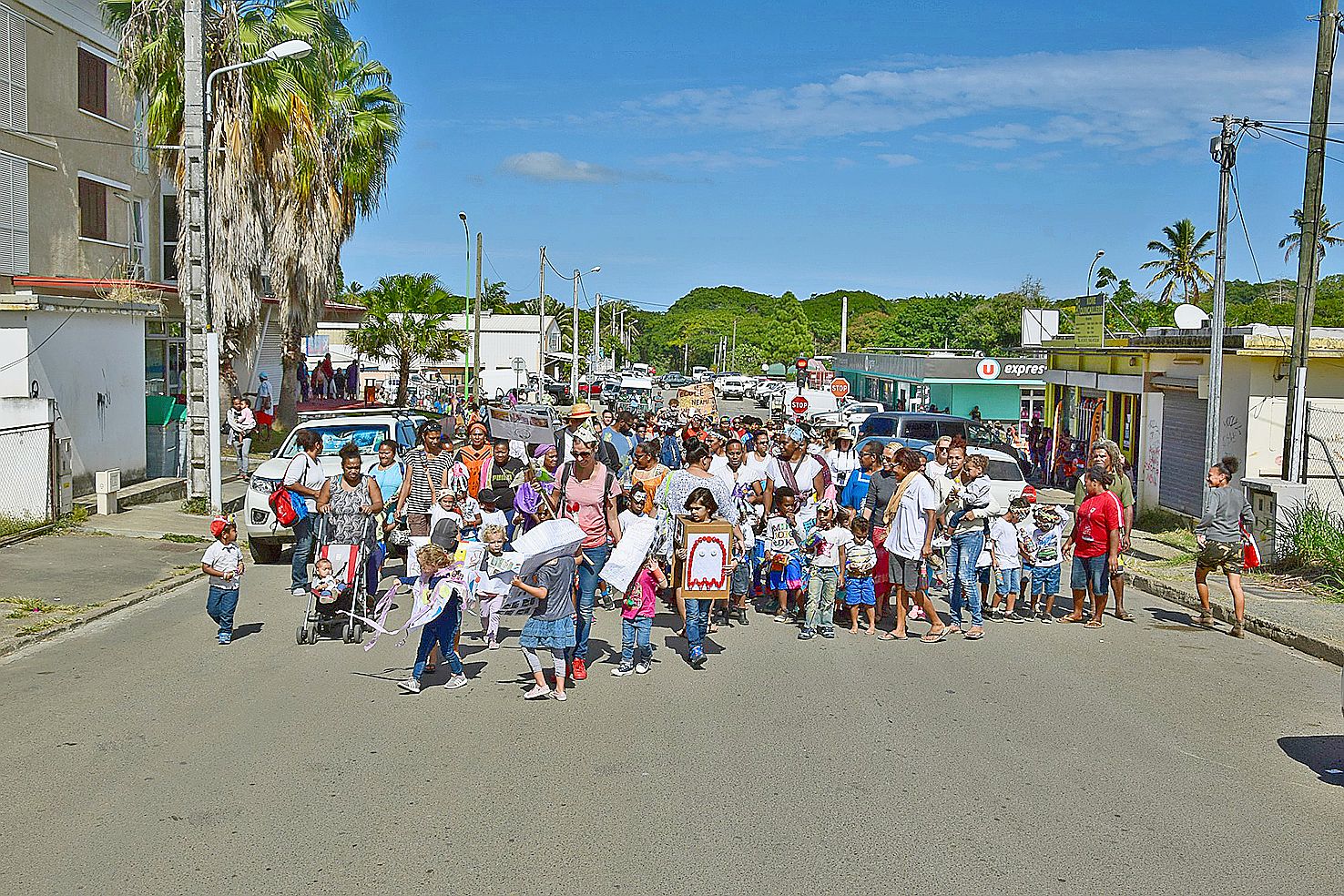 Le défilé a donc démarré de l’école Les Flamboyants pour remonter sur l’avenue de Bako.  Les enfants ont ensuite pris la RT1 et se sont séparés en deux groupes aux feux tricolores.
