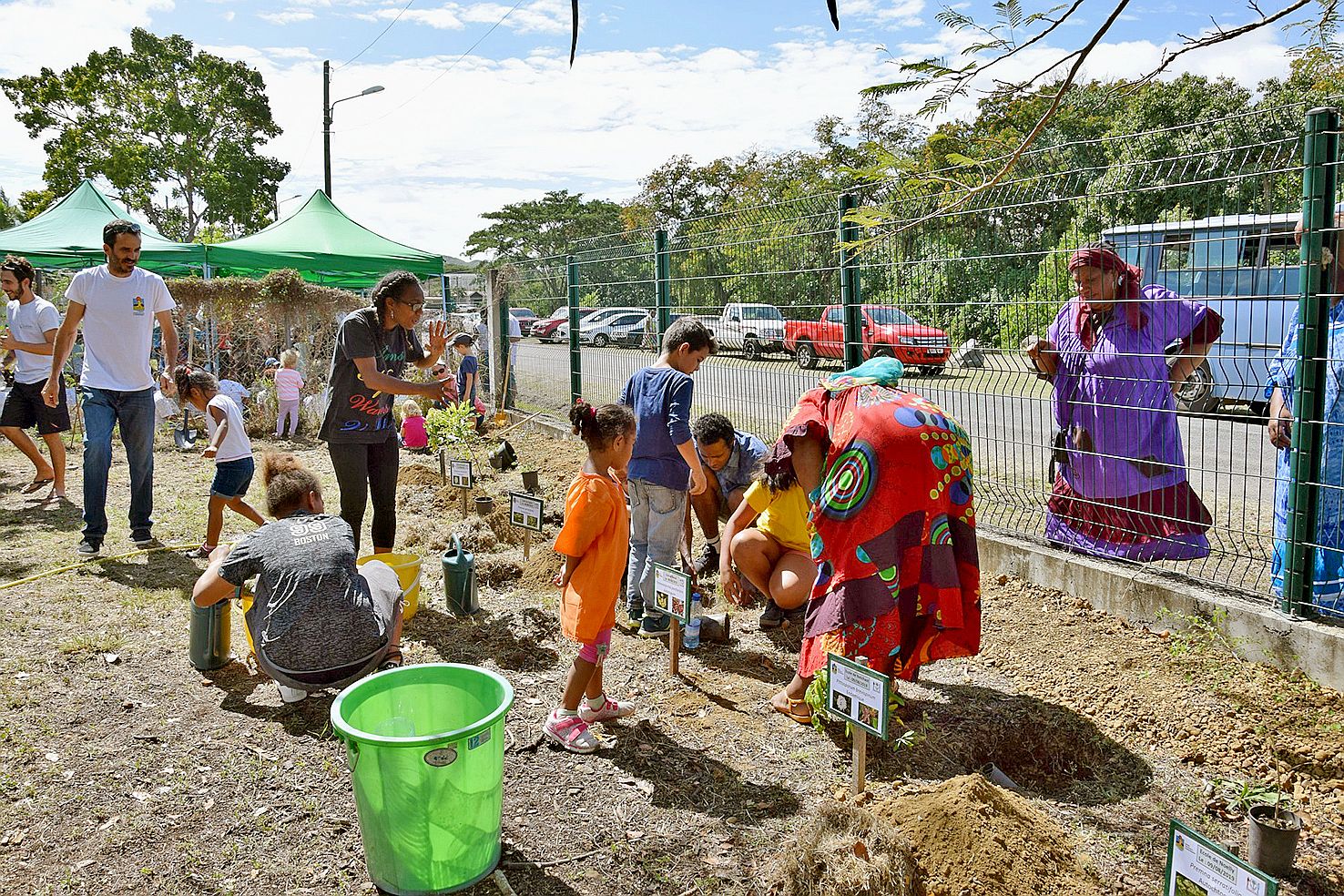 Chaque établissement  a choisi son ou ses représentants, afin  de planter un arbre dans  la cour de l’école  Les Flamboyants, aidé par Julien Barreau, responsable d’antenne CIE.nc,  et par ses stagiaires.