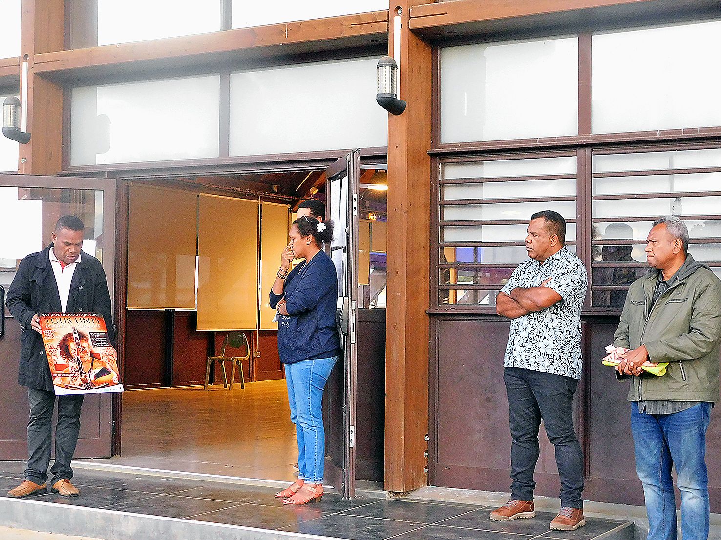 L’animateur du CTOS, Lax Wejieme, a offert un tableau à l’élue Isabelle Bearune.