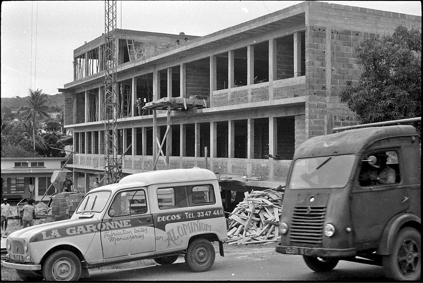 La construction, en 1961, de ce qui deviendra un foyer de jeunes travailleurs. Photos D.R.