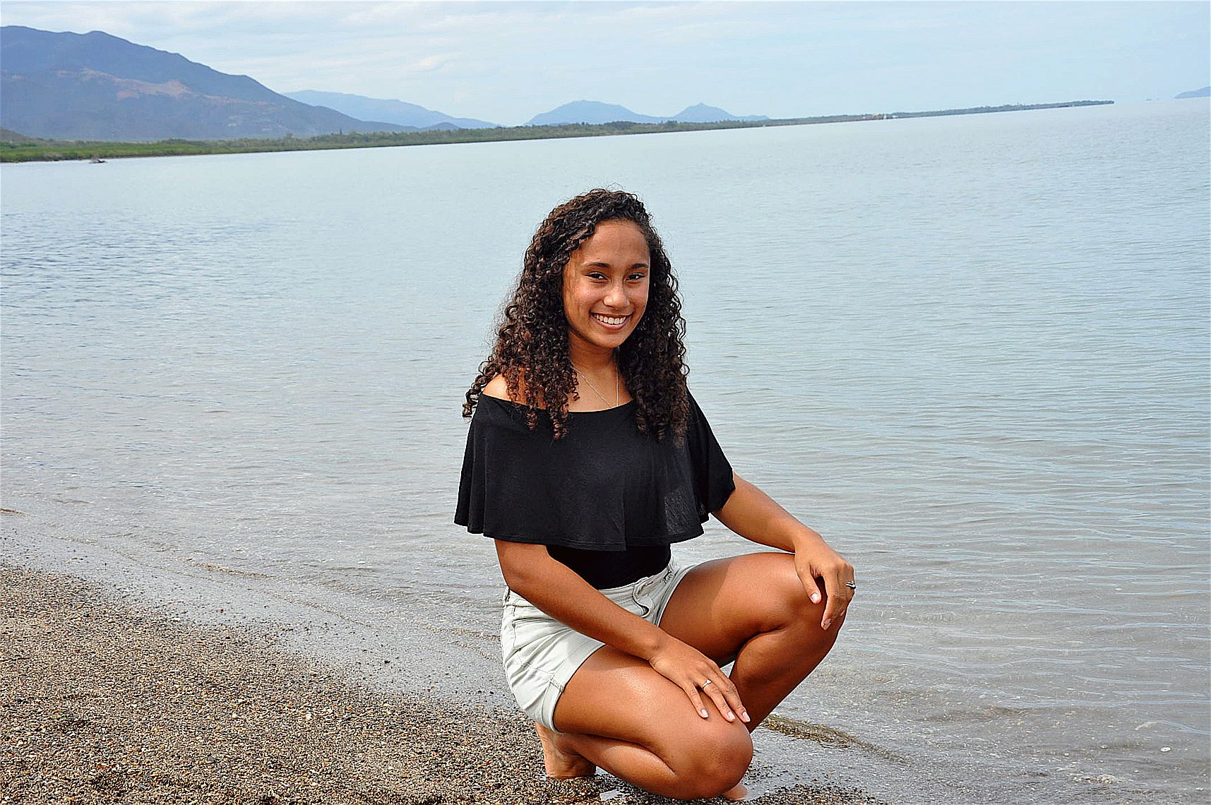 Anne-Laure Thomas (17 ans) est originaire de Nouméa mais vit à Poindimié. Scolarisée au lycée Antoine-Kela (Poindimié) en terminale SI (sciences de l’ingénieur), Anne-Laure aime pratiquer le tennis et se passionne pour la danse tahitienne.