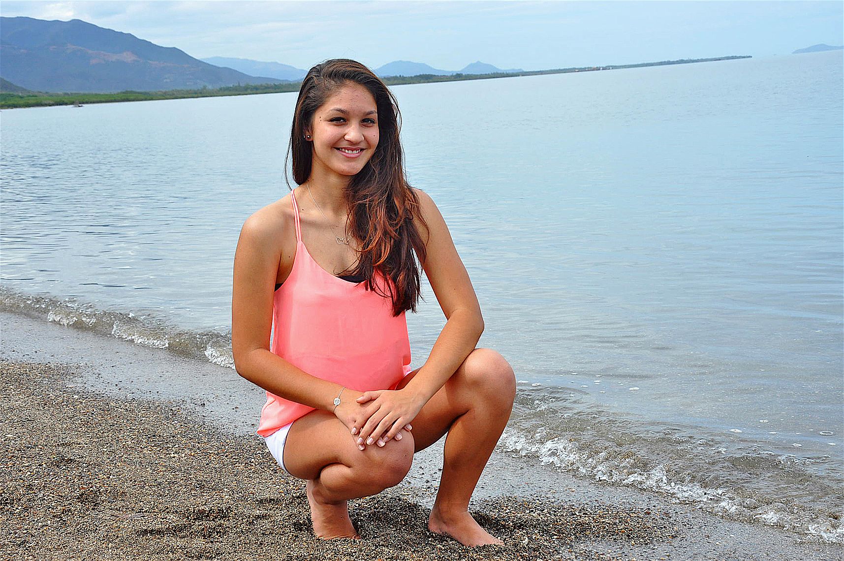 Aurore Bouche (18 ans) réside à Koumac. Elle aime consacrer ses loisirs à la pêche. Élève en terminale STL (sciences et technologies de laboratoire) au lycée Michel-Rocard à Pouembout, Aurore aime les animaux qu’elle voudrait aider.