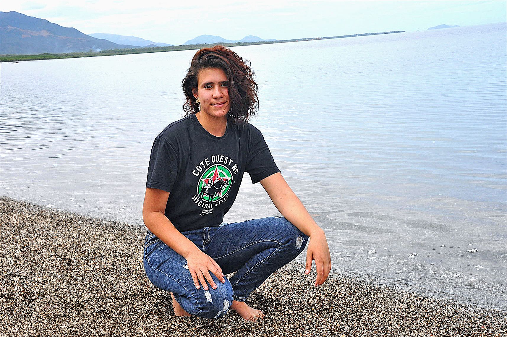 Carla Colleux (16 ans) est originaire de Koumac. Scolarisée en classe de troisième au collège de Ouégoa, Carla est passionnée par le va’a. Elle aimerait orienter sa vie professionnelle dans la protection de l’environnement et devenir garde nature.