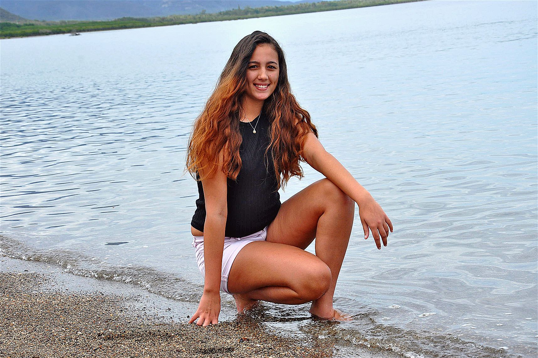 Chloé Salmon (19 ans) est née à Nouméa mais représente Koumac. Elle voue au cheval un amour particulier à travers l’équitation. Chloé suit une formation d’hôtesse de l’air à Nouméa et aime venir passer ses week-ends dans le Nord pour y rentrer le bétail.