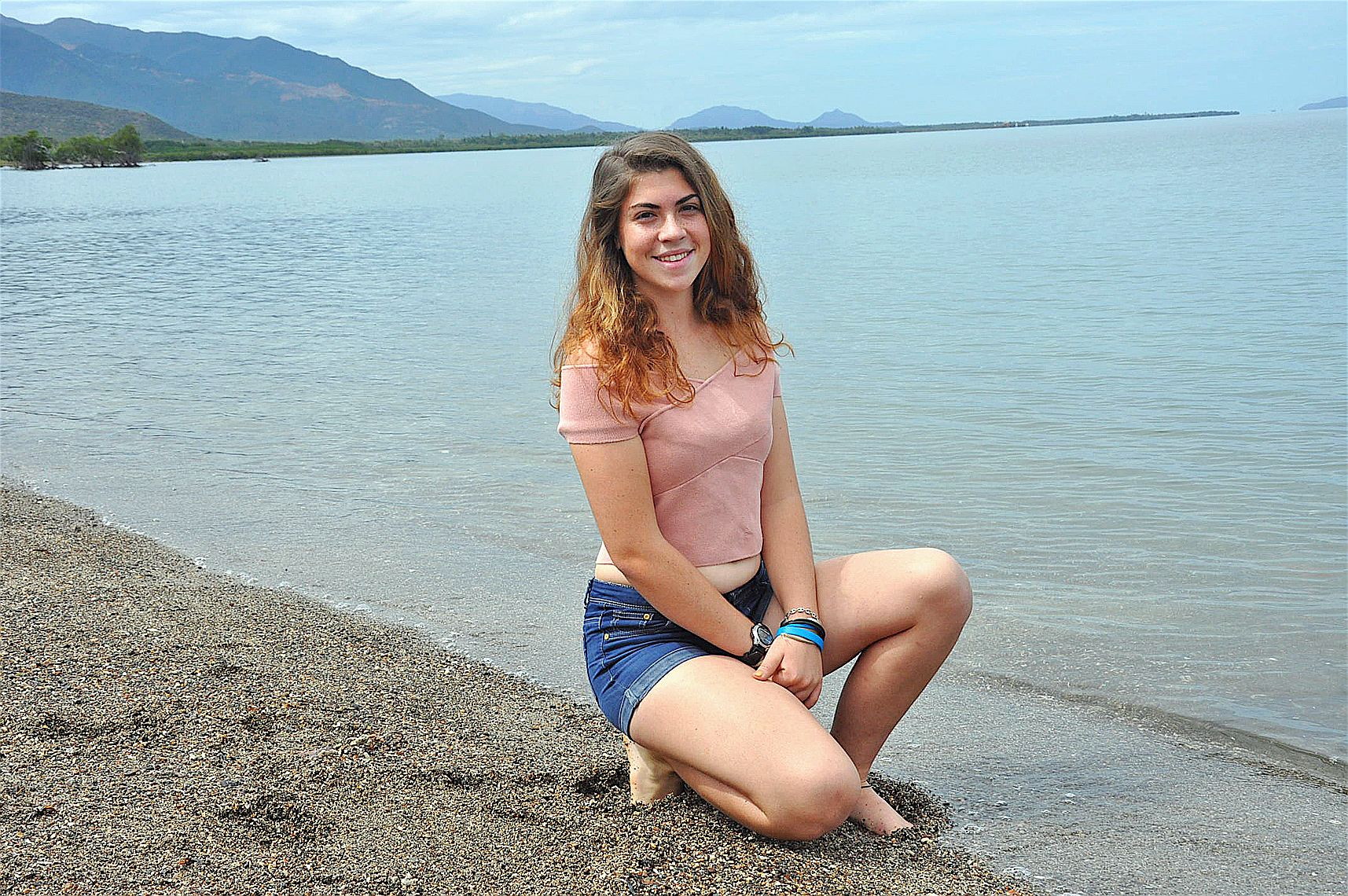 Clarisse Picquet (16 ans) est née en France et habite Koumac. Élève en classe de première SVT (sciences de la vie et de la terre) au lycée polyvalent Michel-Rocard, Clarisse pratique la boxe et l’équitation. Elle adore apporter son aide à qui en a besoin.