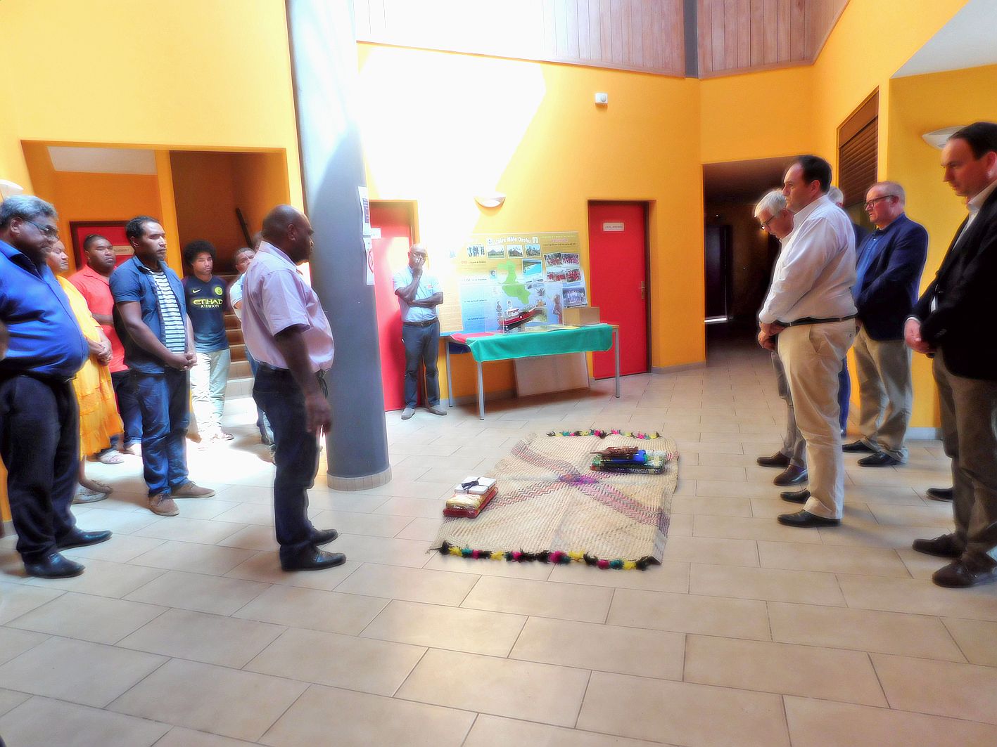 Une coutume a été présentée dans le hall du conseil d’aire.