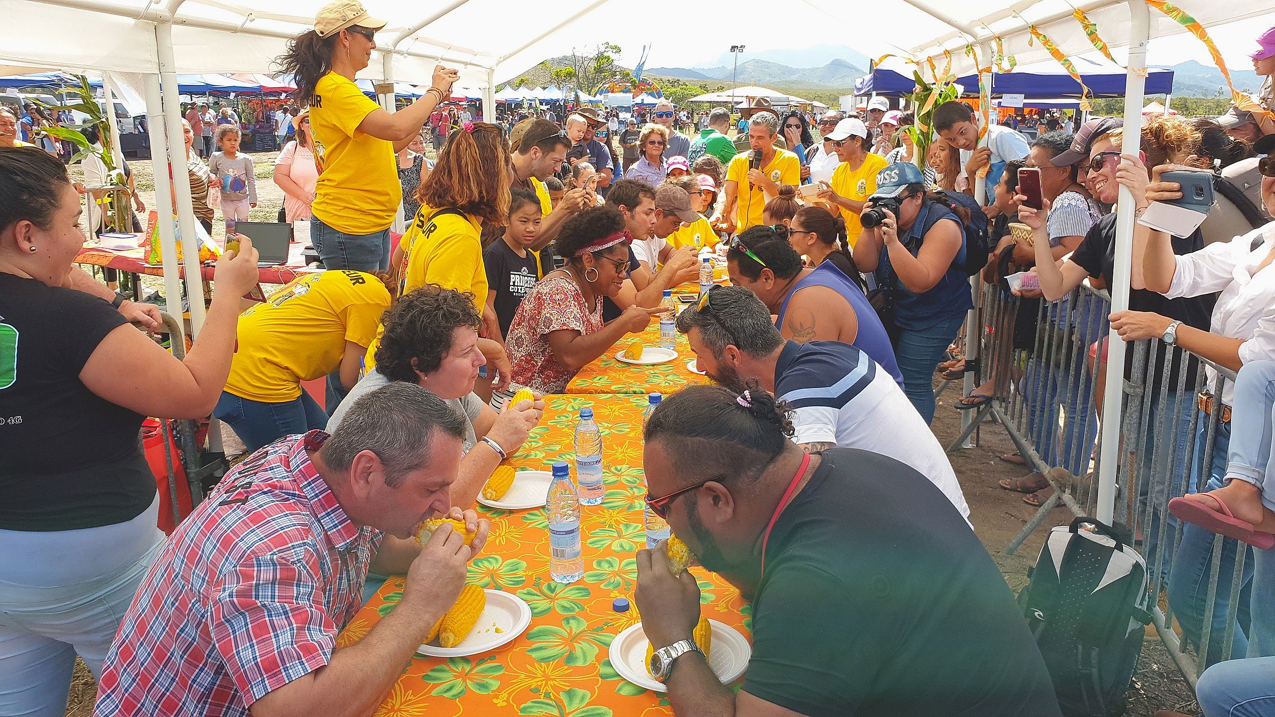 Les spectacles et les différents concours se sont enchaînés toute la journée. Les papas, qui, en fin de spectacle de danses tahitiennes avaient été invités à danser avec leurs enfants sur des rythmes endiablés, se sont vu inscrits d’office aux concours de
