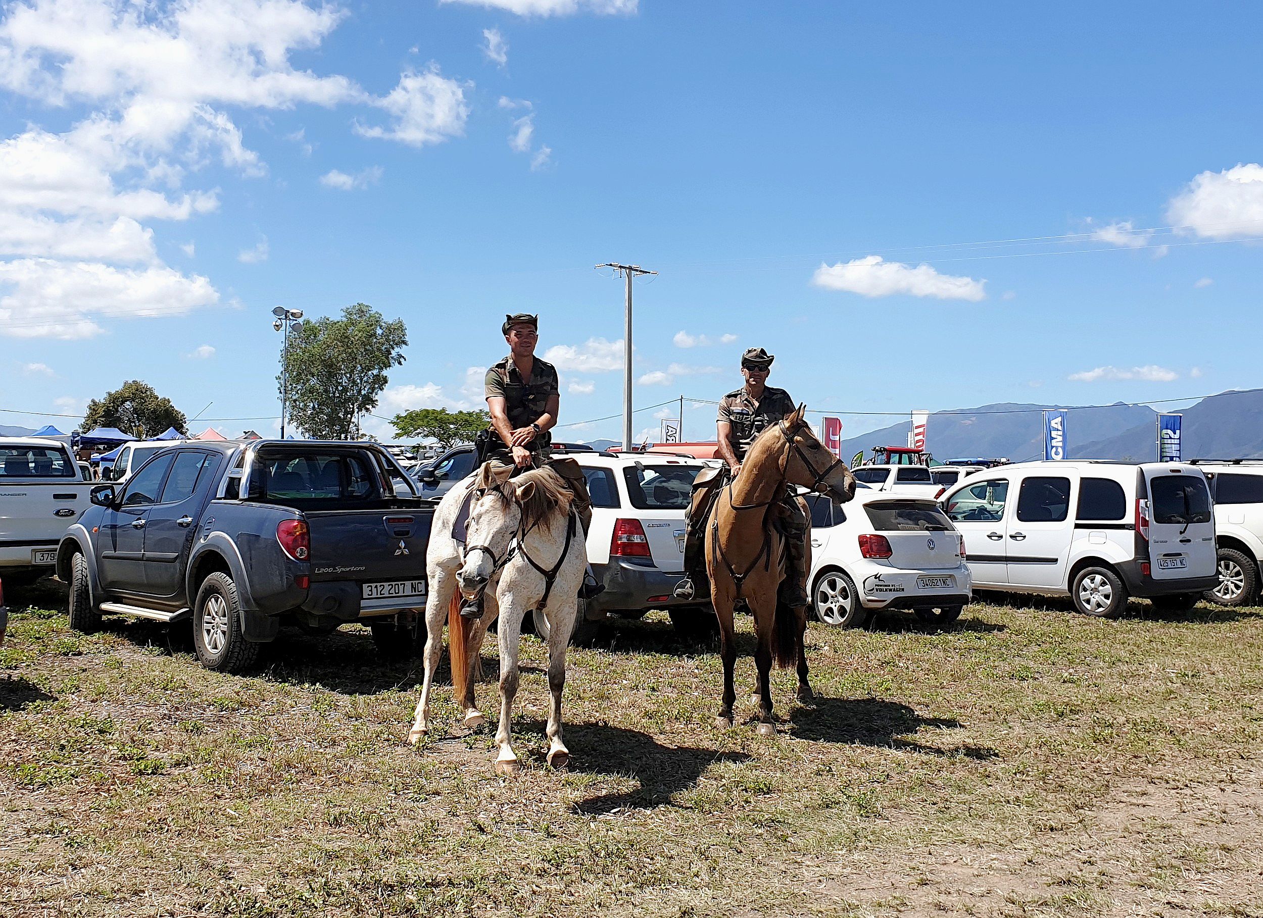 La sécurité du site était assurée par un staff impressionnant : employés et élus municipaux, gardes champêtres, pompiers, Association de la protection civile de Nouvelle-Calédonie (ADPCNC) et surtout les gendarmes de la Garde républicaine, la garde à chev