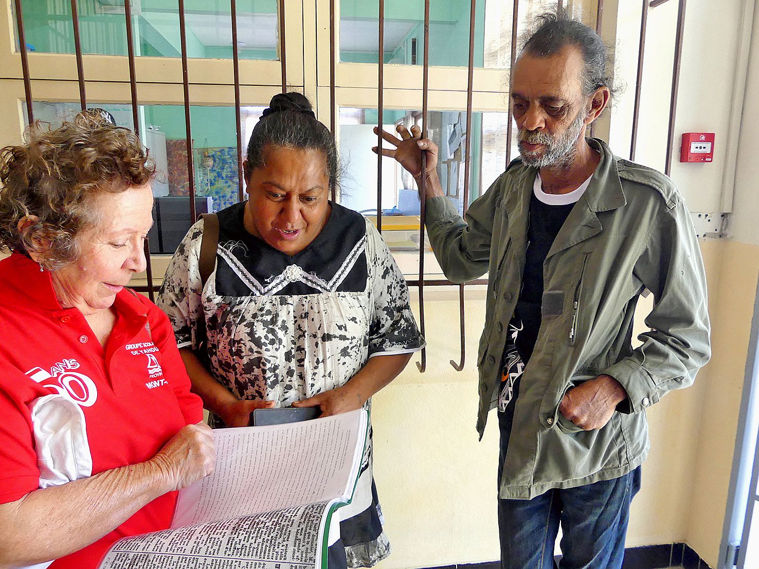 Monique Villisseck, ancienne enseignante de l’école, en compagnie d’Imelda et Jean-Claude, d’anciens élèves.