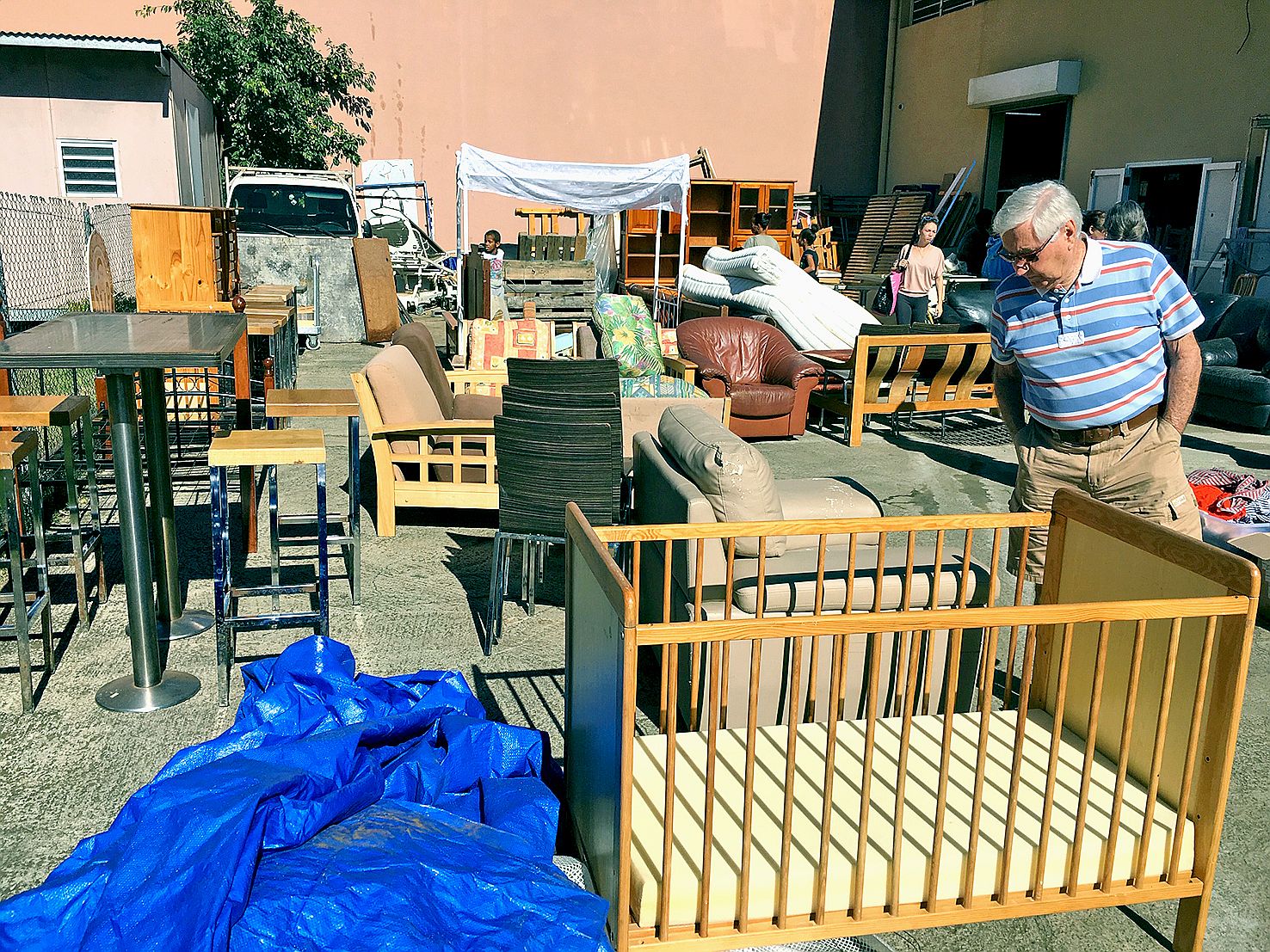 La société de Saint-Vincent-de-Paul a organisé une grande brocante pour déstocker ses meubles à Doniambo. Photo S.C.