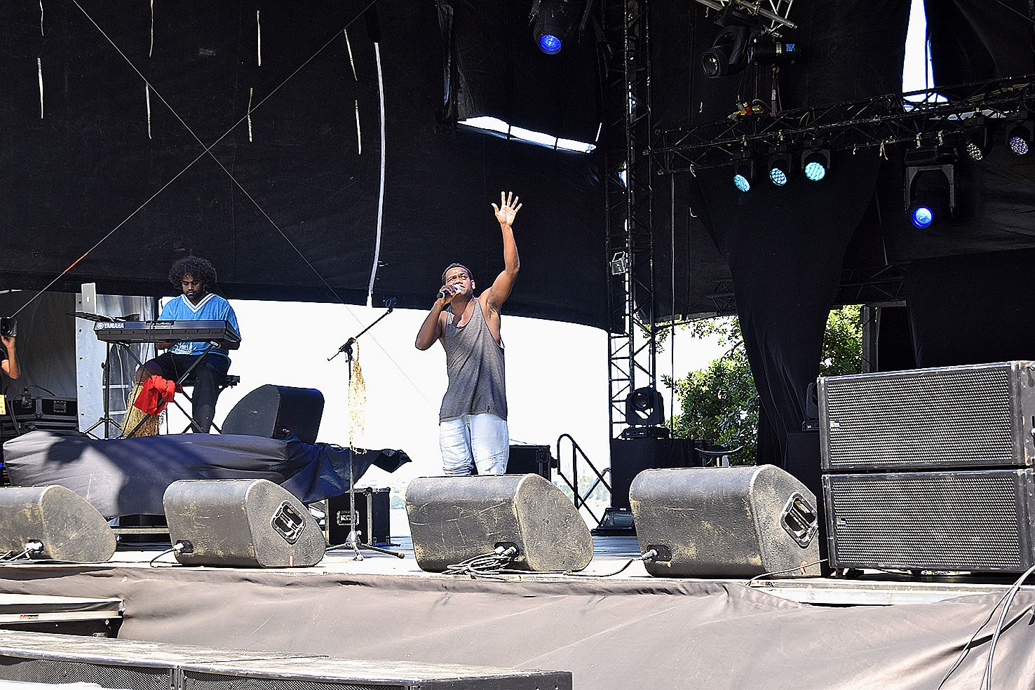 Le slameur et danseur calédonien Simanë a captivé le public grâce à son énergie et ses textes riches . Plusieurs artistes locaux et deux invités métropolitains se sont produits lors de la journée de dimanche au village des Francofolies.