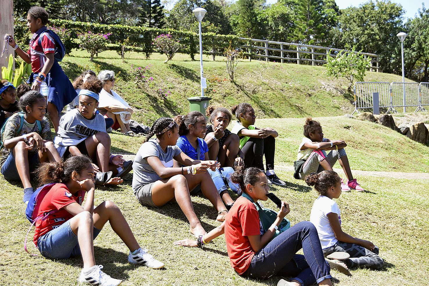 L’ambiance était plus calme et plus familiale le dimanche, au village des Francofolies. Beaucoup de jeunes avaient fait le déplacement. 