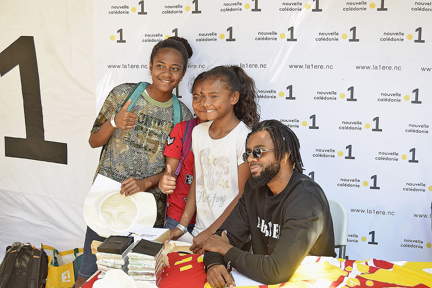 Les artistes ont accordé aux fans des séances de dédicaces à la plus grande joie du jeune public venu rencontrer ses idoles. Ici, le chanteur Lefa a pris le temps de poser pour une photo avec tous ceux venus pour le rencontrer. 