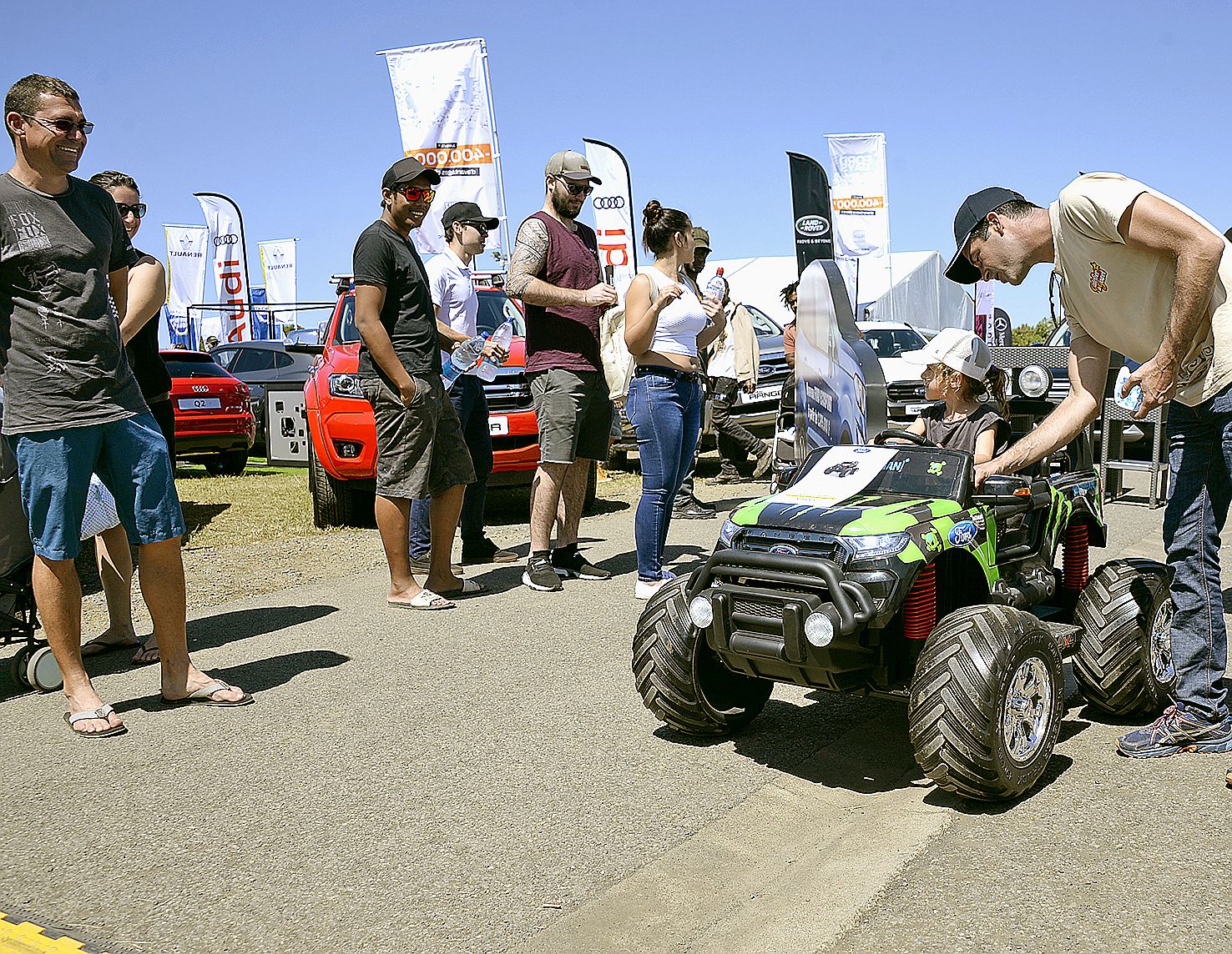 Les plus petits ont, eux aussi, profité du Salon, comme  les grands. Certains ont découvert les sensations de la conduite sur route au volant de petits bolides télécommandés.