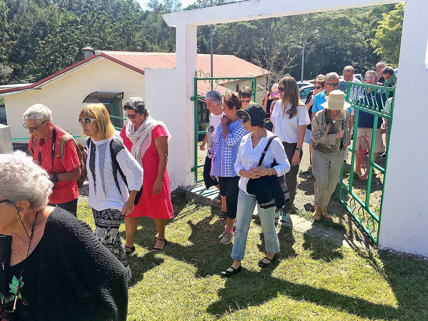 Le public a pu visiter le centre culturel et islamique de Nessadiou, puis « la maison commune » jouxtant le cimetière. Un lieu incontournable pour les réunions de la communauté mais aussi pour les coutumes, les sadaqas et autres célébrations. « Nos ancien