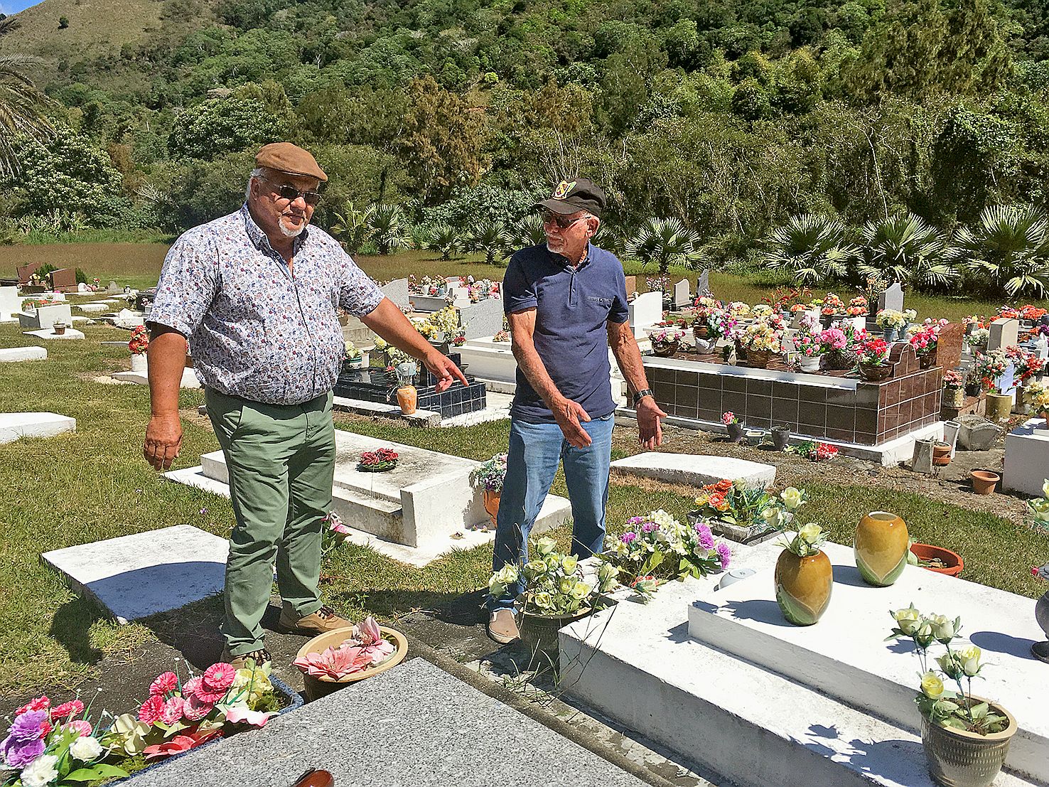 La visite du cimetière au croissant rouge a donné l’occasion à Kader Boufeneche (à droite),  le patriarche de la communauté, de se remémorer l’histoire du site mais aussi de livrer quelques infos liées aux sépultures. « Ce petit carré que l’on retrouve à 